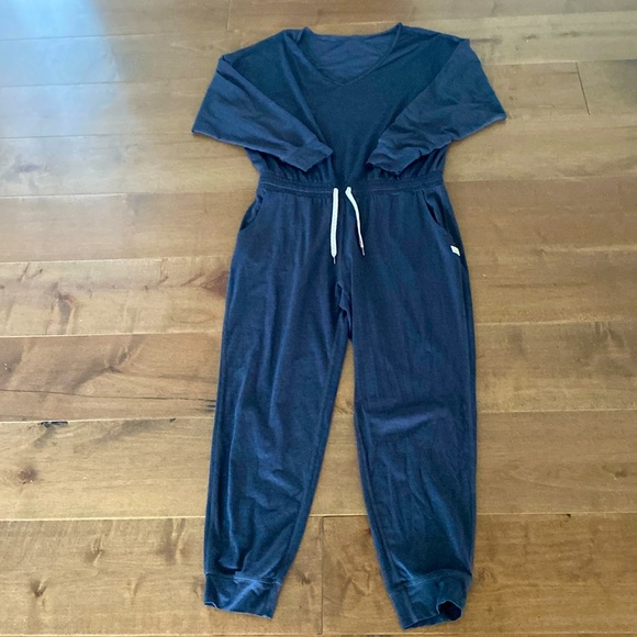 Vuori Pants - Vuori midnight Heather Lux long sleeve jumper, size medium.